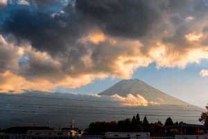 Mt. Fuji gehüllt in dramatische, goldene Wolken
