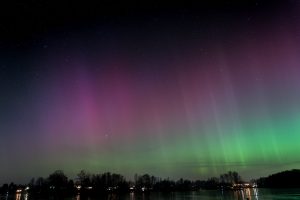 Polarlichter (Aurora) über dem Prüßsee in Güster, Herzogtum-Lauenburg, Schleswig-Holstein, Deutschland