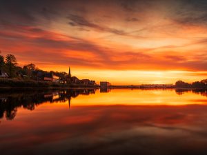 Lauenburg an der Elbe wärend eines rot leuchtenden Sonnenuntergangs